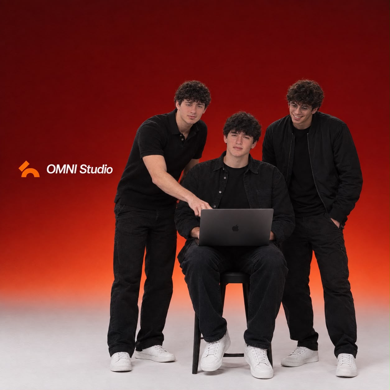 I tre soci di OMNI Digital Studio al lavoro davanti al computer